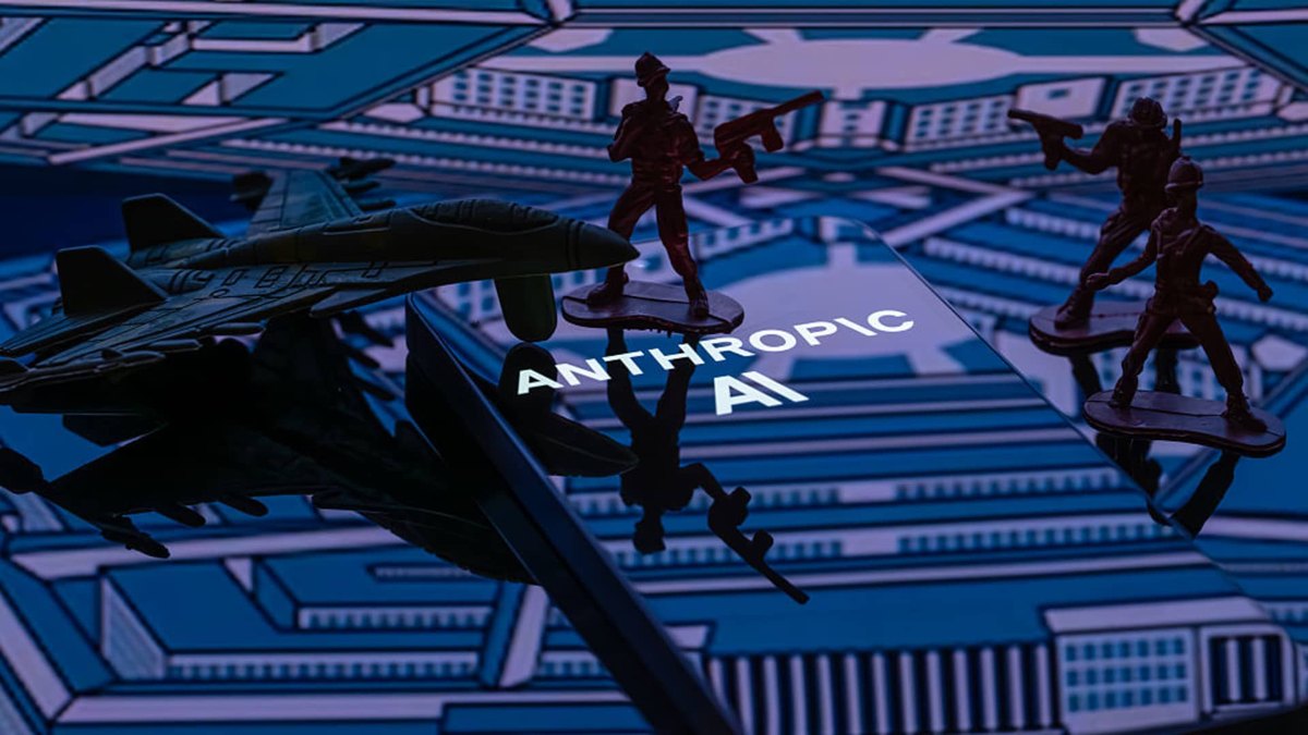 Anthropic 标志与摆成对抗姿态的士兵模型