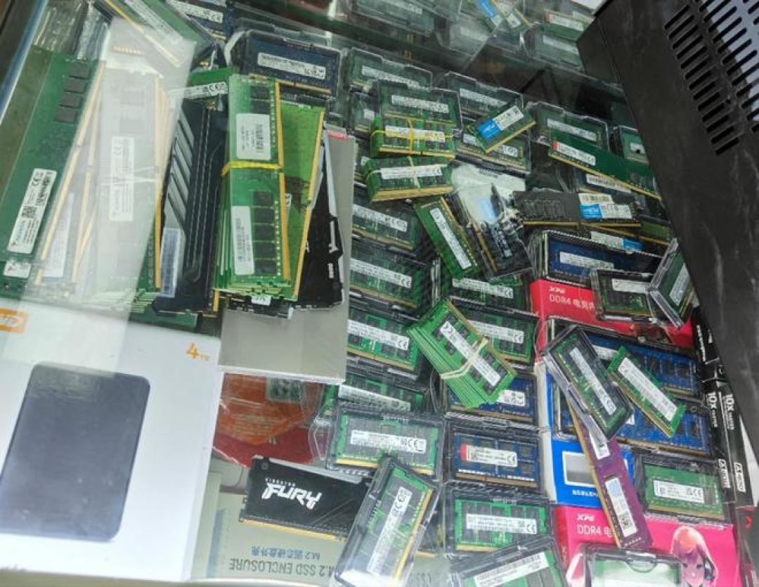 柜台上重新流通的老平台内存条,DDR4 与 DDR5 混在一起卖