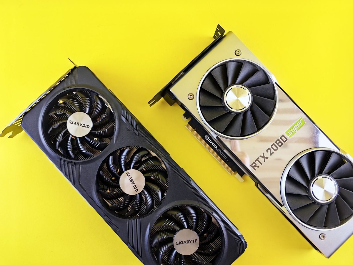 两条独立显卡并排摆放,其中一条为 RTX 2080