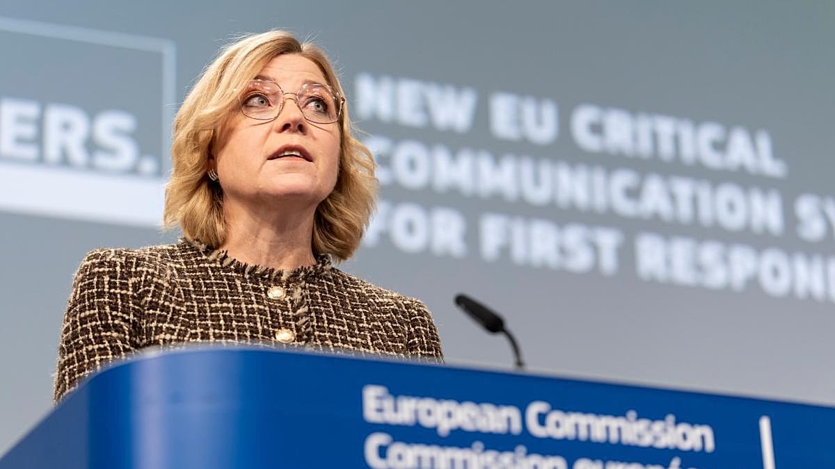 欧盟委员会负责技术主权的执行副主席 Henna Virkkunen 站在标有 European Commission 的讲台前发言