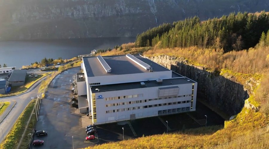 Nscale 在挪威峡湾边的数据中心建筑