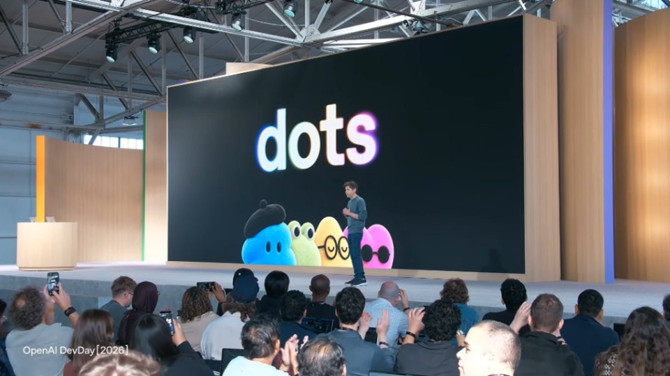 OpenAI DevDay 2026 主题演讲现场,大屏幕上显示常驻智能体 Dots 与四个卡通形象